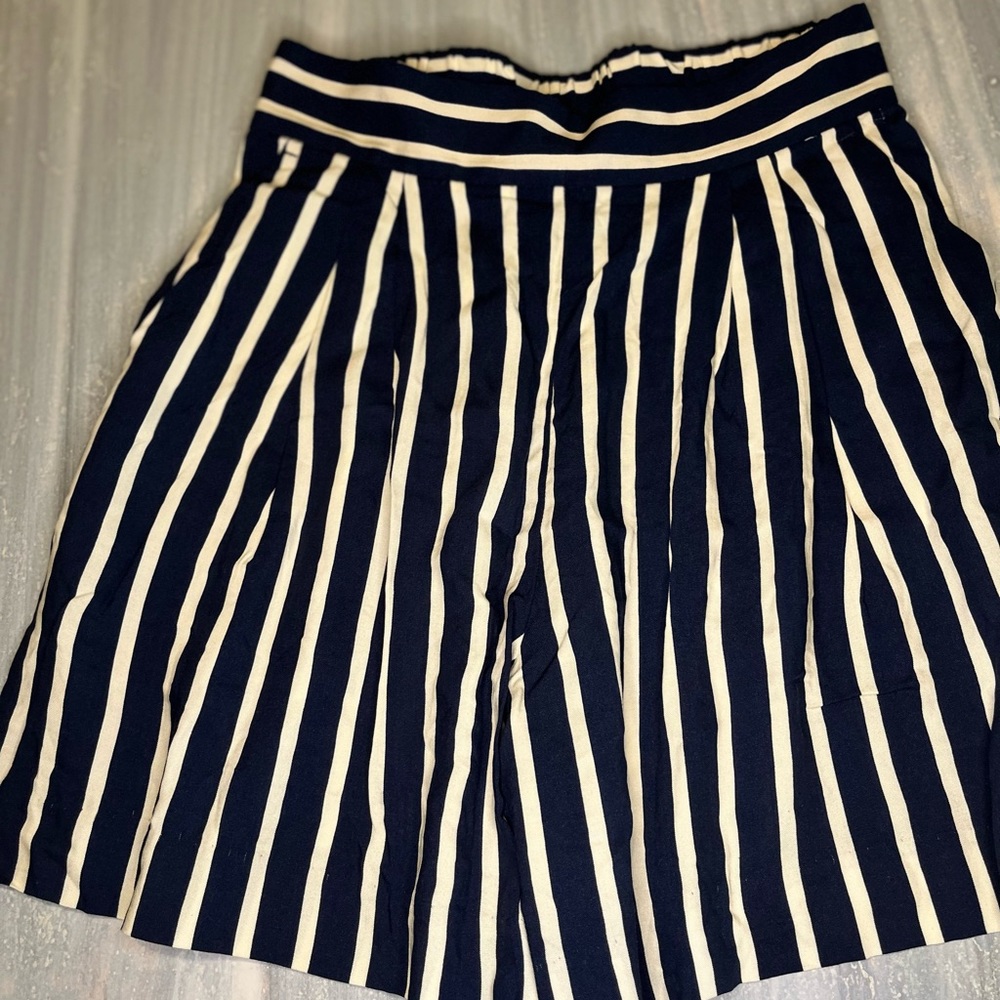 H&M size 4 navy and off white shorts